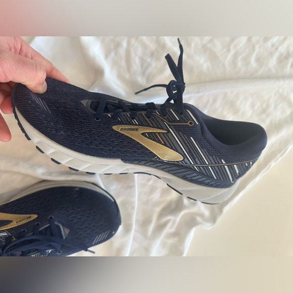 Brook’s running shoes - men’s - size 10 - like new, lightly used - Picture 9 of 9